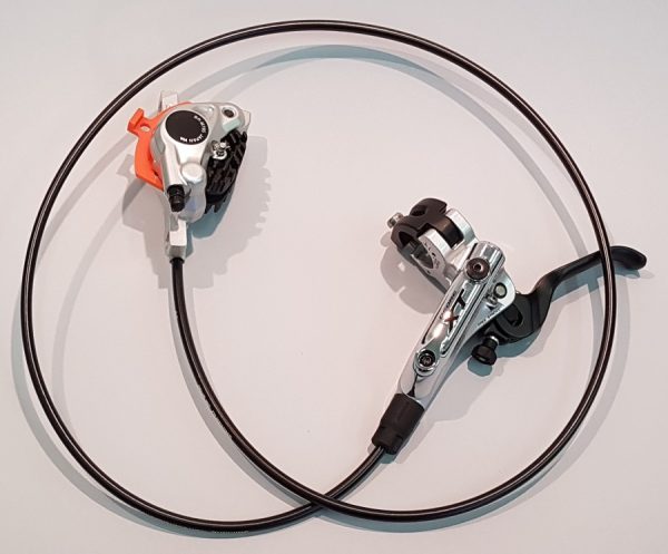 KOČNICA DISK HIDRAULIČNA SASTAVLJENA SHIMANO DEORE XT BL-M785-B-S (L) BR-M785S (F), POST MOUNT, METALNE PLOČICE SA HLADNJAKOM, BUŽIR SMBH90SB 1000MM CRN, BEZ OLIVE I INSERTA, SREBRNA, IND.PACK
