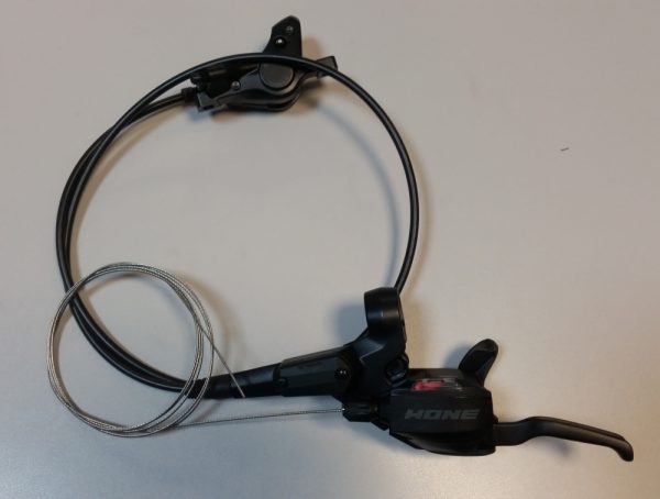 KOČNICA DISK SASTAVLJENA SHIMANO HONE ST-M600(L) BR-M601(F), BEZ ADAPTERA, METALNE PLOČICE, BUŽIR SM-BH59 900MM, UKLJ. OLIVU I INSERT, BULK