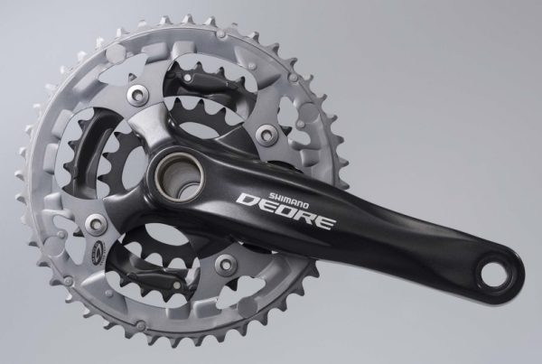 POGON SHIMANO DEORE FC-M590-L, 48X36X26Z, POLUGA 170MM, ZA STRAŽNJI 9 BRZINA, IZ 2 DIJELA, BEZ ŠTITNIKA, CHAINCASE NIJE KOMPATIBILNO, UKLJ. OSOVINU POGONA SM-BB52, CRN, IND.PACK