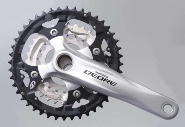 POGON SHIMANO DEORE FC-M590-S, 44X32X22Z, POLUGA 175MM, ZA STRAŽNJI 9 BRZINA, IZ 2 DIJELA, SA ŠTITNIKOM, CHAINCASE NIJE KOMPATIBILNO, UKLJ. SM-BB51, SREBRN, IND.PACK