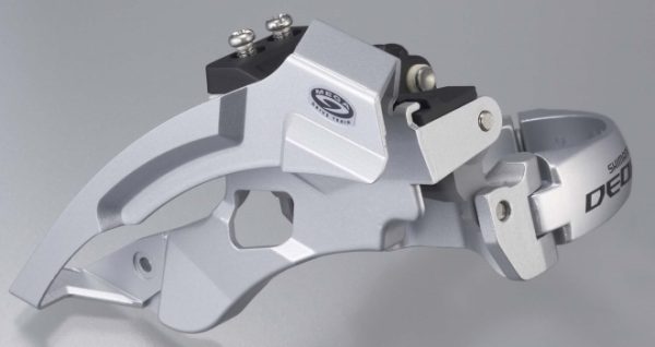 MJENJAČ PREDNJI SHIMANO DEORE FD-M590, TOP SWING, DUAL PULL, OBUJMICA 34.9MM (SA ADAPTEROM 31.8MM I 28.6MM), ZA 44/48Z, CS ANGLE 63-66, SREBRN, IND.PACK