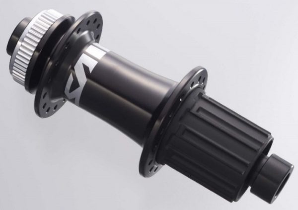 GLAVČINA ZADNJA SHIMANO SAINT FH-M810, 8/9 BRZINA, 32R, OLD 135MM, BEZ DIA 12MM AXLE, ZA ROTOR CENTER LOCK BEZ ROTOR MOUNT NAVLAKE, IND.PACK