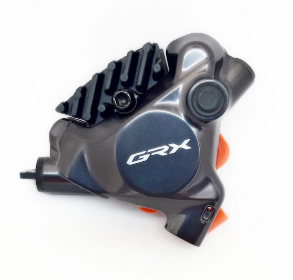 KOČNICA DISK HIDRAULIČKA, BR-RX820, GRX, REAR, FLAT MOUNT, W/FIXING BOLT FOR MOUNT THICKNESS 25MM, W/O ADAPTER, W/L05A RESIN PAD(W/FIN), IND.PACK