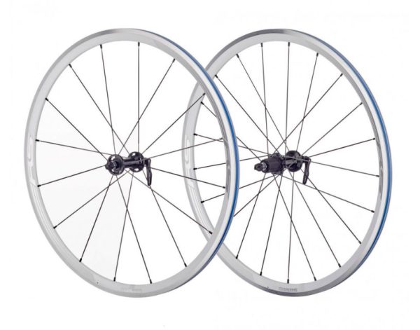 KOTAČ SHIMANO WH-RS330, PREDNJI I ZADNJI, 16R/21R, 10/11 BRZINA, OBRUČ CLINCHER BIJEL SA TRAKOM OBRUČA, STANDARD NALJEPNICA, QR 168MM CRN, IND.PACK